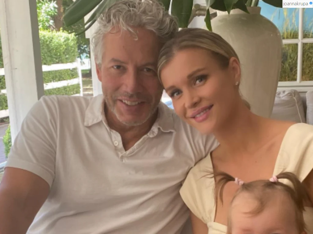 Joanna Krupa jest szczęśliwą żoną i matką. Swoją rodziną chętnie chwali się w sieci @joannakrupa/