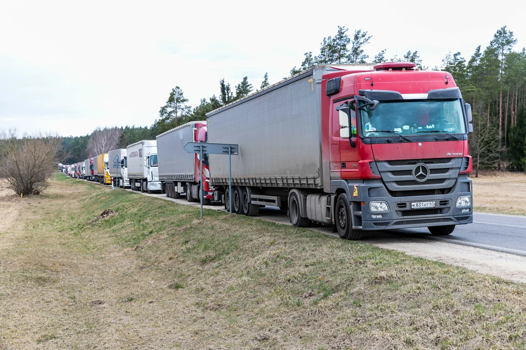 Rosyjscy i białoruscy przewoźnicy do 16 kwietnia mają opuścić państwa UE. Na pierwszym planie zdjęcia rosyjska ciężarówka oczekująca na odprawę w kolejce nieopodal przejścia w Bobrownikach 