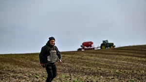 Ukraińscy rolnicy obsiewają pola, a wielu z nich robi to w kamizelkach kuloodpornych