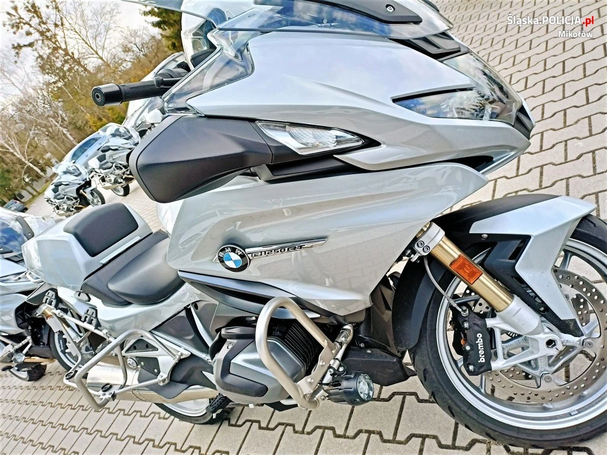 Policyjne BMW R 1250 RT wyposażone są w 2-cylindrowe silniki typu boxer o mocy 136 KM, które bez problemu potrafią rozpędzić się do ponad 200 km/h