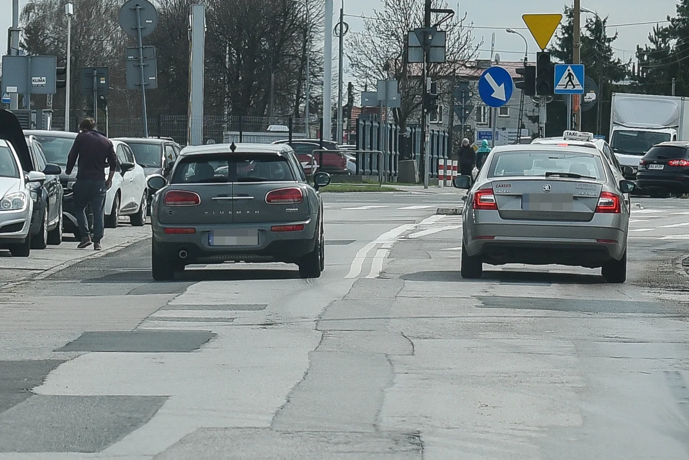 Paparazzi przyłapali ją, jak wyprzedzała na podwójnej ciągłej