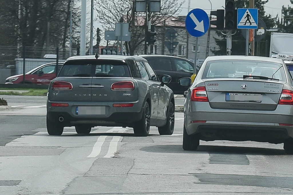 Iga Świątek wyprzedza na podwójnej ciągłej