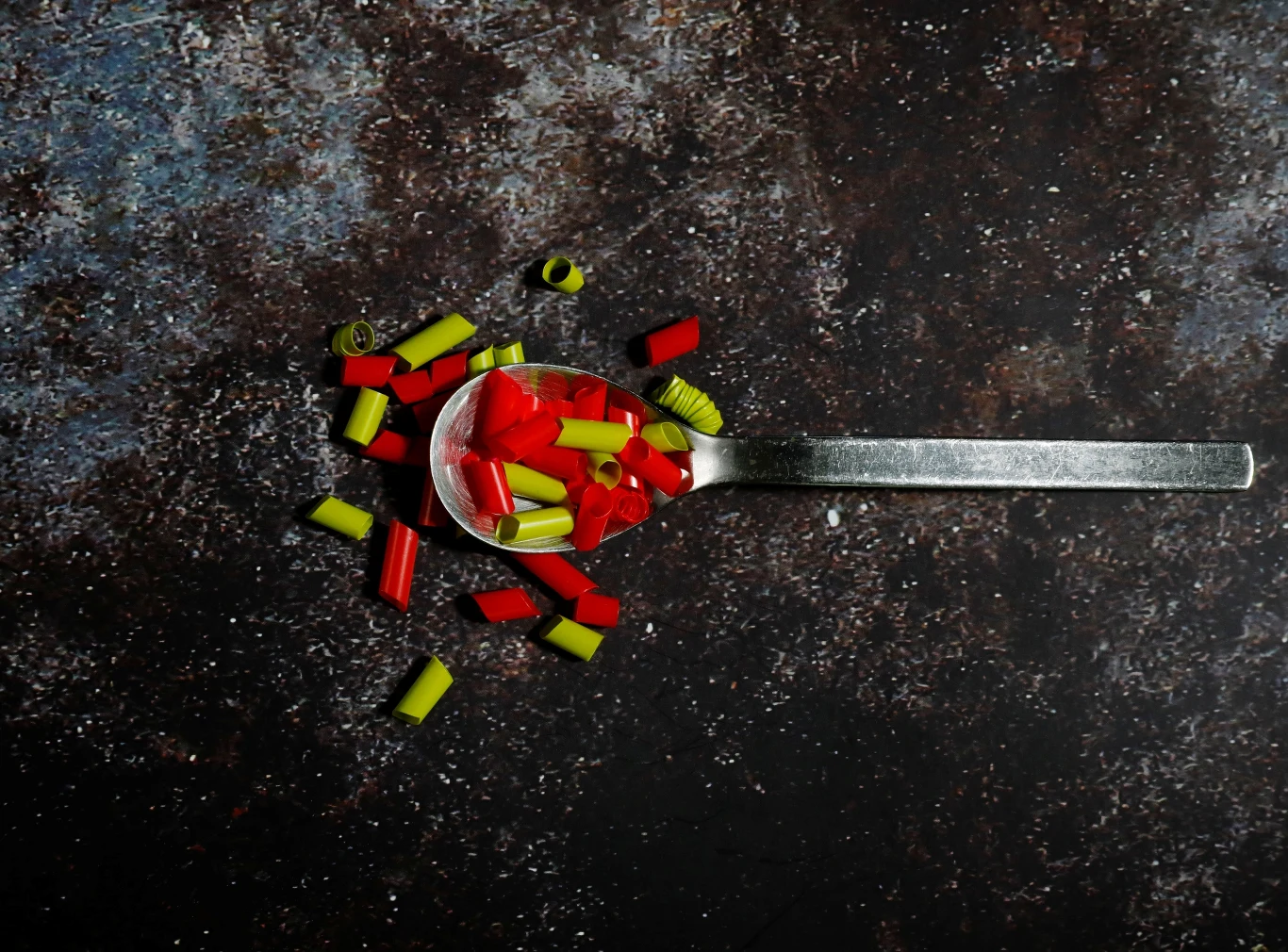 Co tydzień spożywamy ok. 5 gram plastiku. Badacze wskazują, że może to mieć negatywny wpływ na florę bakteryjną jelit