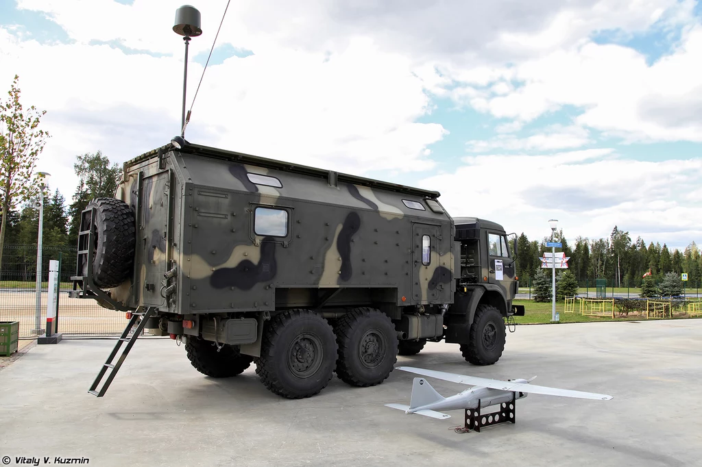 Rosyjski system wywiadu radioelektronicznego Leer-3 składa się z mobilnego centrum i dwóch dronów, które udają nadajniki sieci komórkowej