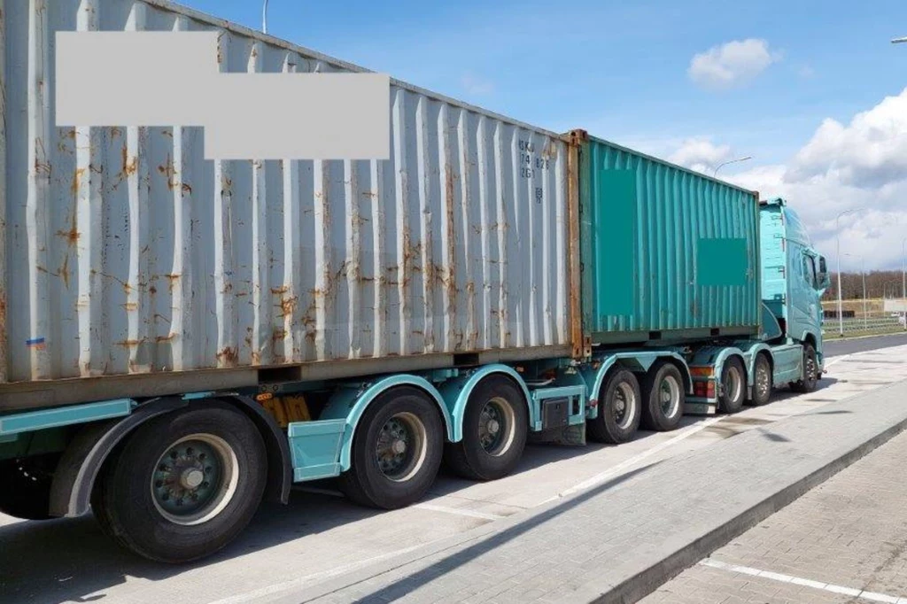 Dolnośląscy Inspektorzy Transportu Drogowego po raz kolejny zatrzymali tzw. stonogę. Składający się z ciągnika i dwóch naczep zespół pojazdów wpadł na drodze S3