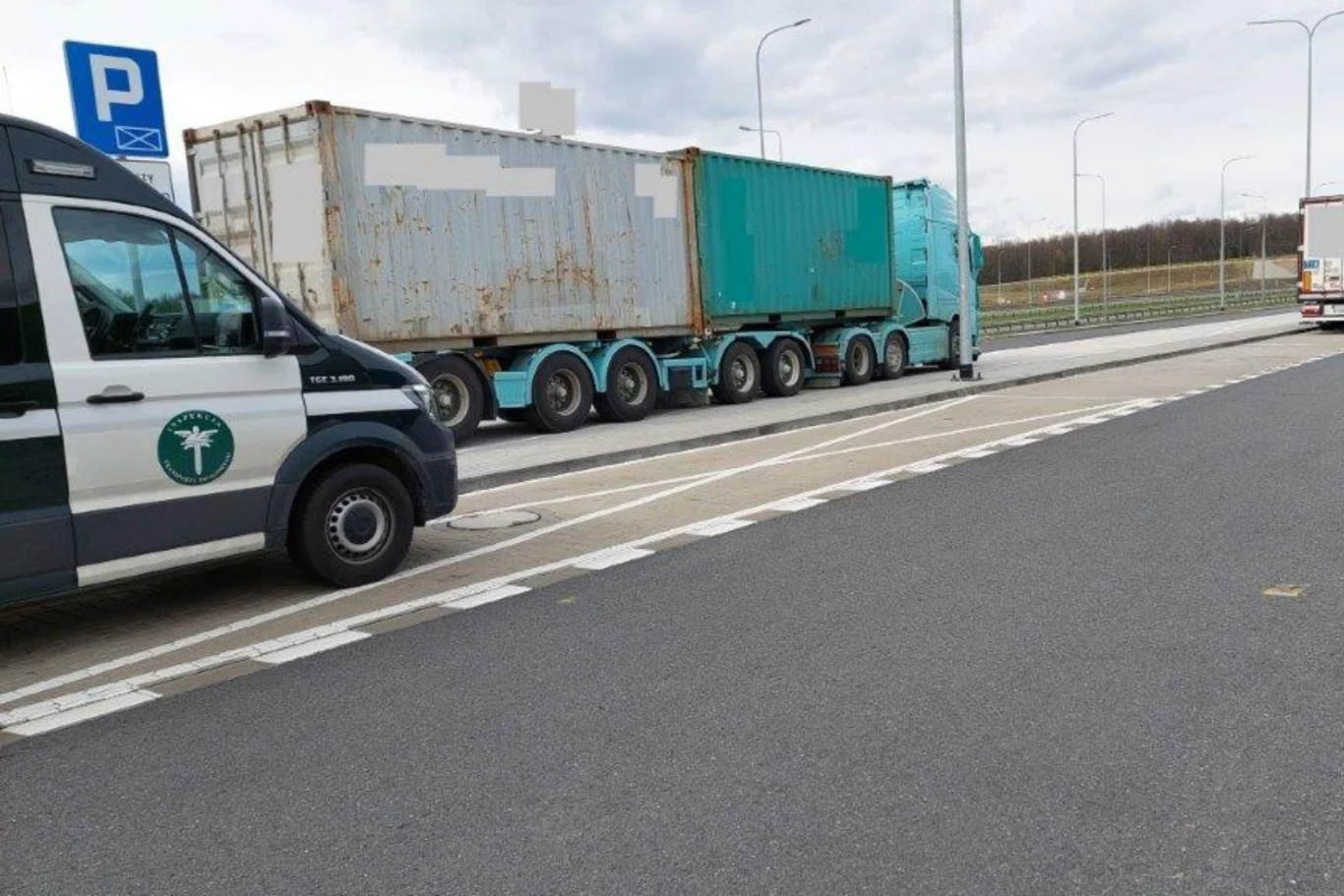 Zatrzymany zespół pojazdów jechał do portu w Gdańsku, jednak ITD zakazało dalszej jazdy w takiej konfiguracji Zatrzymany zespół pojazdów jechał do portu w Gdańsku, jednak ITD zakazało dalszej jazdy w takiej konfiguracji