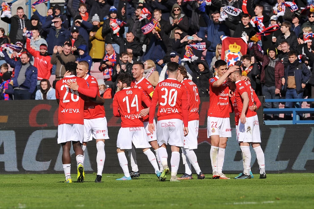 PKO Ekstraklasa: Śląsk Wrocław - Wisła Kraków. O której godzinie początek meczu? Gdzie oglądać? Transmisja w tv i stream online. Na zdjęciu piłkarze Wisły PKO Ekstraklasa: Śląsk Wrocław - Wisła Kraków. O której godzinie początek meczu? Gdzie oglądać? Transmisja w tv i stream online. Na zdjęciu piłkarze Wisły