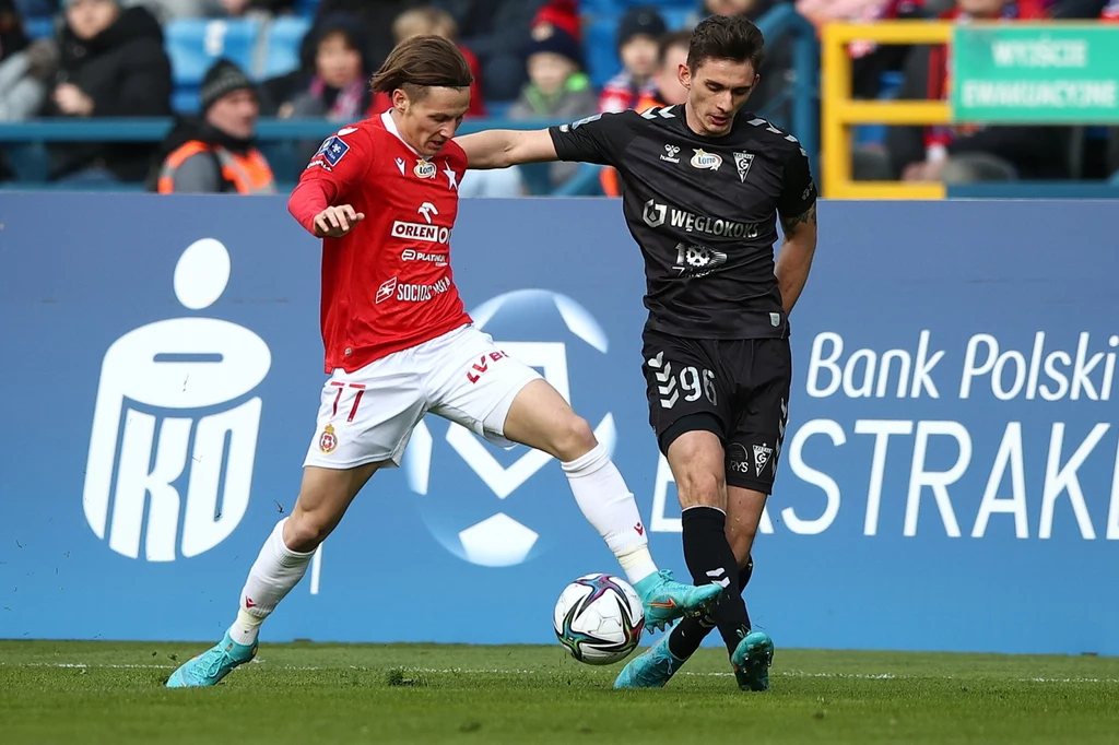 Stefan Savić był bohaterem meczu Wisła Kraków - Górnik Zabrze. Z prawej Robert Dadok Stefan Savić był bohaterem meczu Wisła Kraków - Górnik Zabrze. Z prawej Robert Dadok