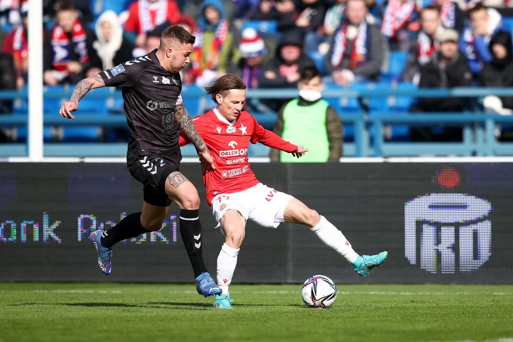 Stefan Savić kontra Przemysław Wiśniewski z Górnika Zabrze Stefan Savić kontra Przemysław Wiśniewski z Górnika Zabrze