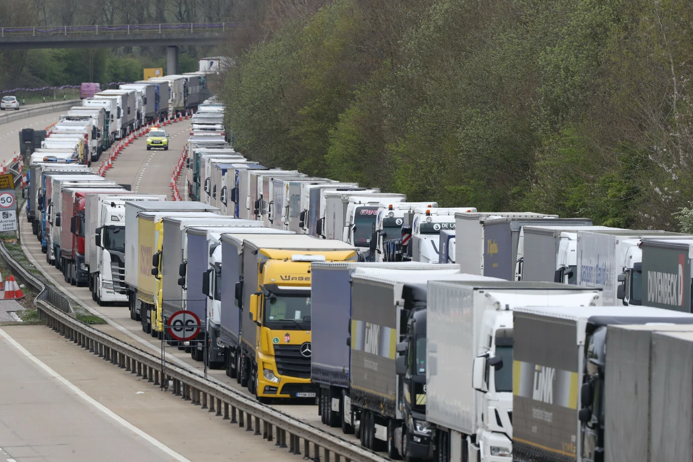 Długi na blisko 40 kilometrów zator na autostradzie M20 spotęgowała awaria systemu do obsługi celnej. Kolejną przyczyną jest wzmożony przedświąteczny ruch w transporcie towarów Długi na blisko 40 kilometrów zator na autostradzie M20 spotęgowała awaria systemu do obsługi celnej. Kolejną przyczyną jest wzmożony przedświąteczny ruch w transporcie towarów