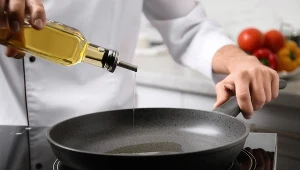 Mięso nie będzie więcej przywierać do patelni. Wystarczy, że wlejesz to przed smażeniem 