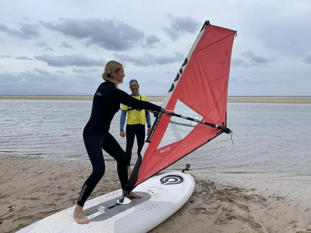 Karolina Gilon znalazła czas na odrobinę windsurfingu na "wyspie miłości"