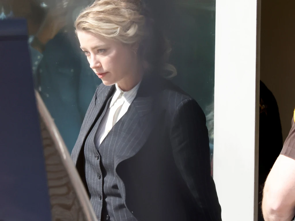 Amber Heard opuściła sąd z nietęgą miną Amber Heard opuściła sąd z nietęgą miną