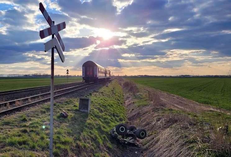 Stare Kotkowice. 11-latek kierujący quadem wjechał w pociąg. 