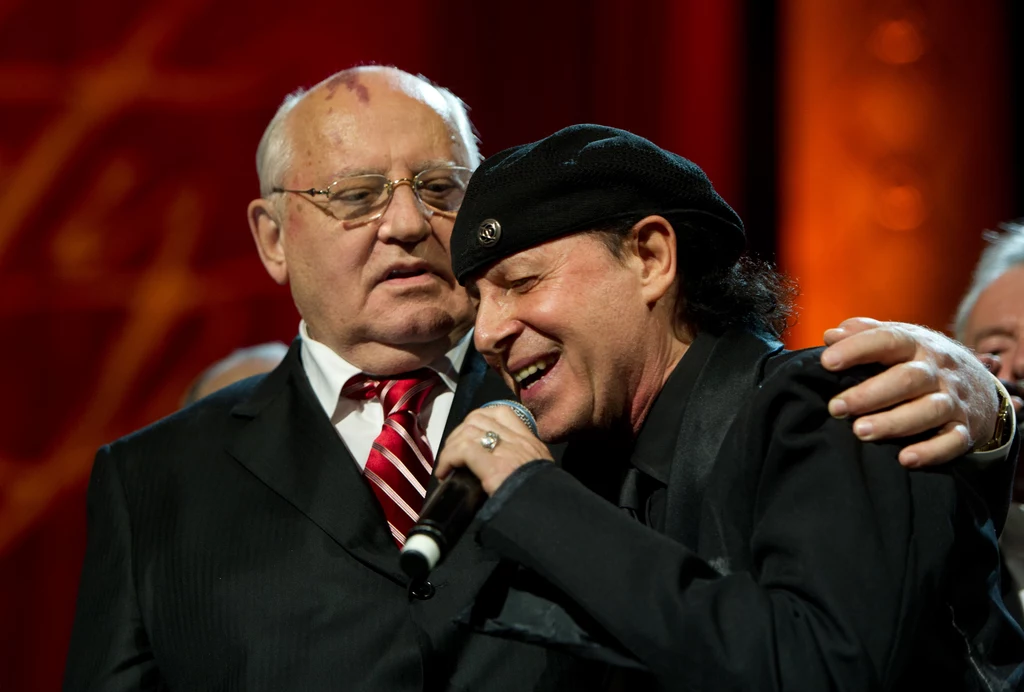 Michaił Gorbaczow i Klaus Meine (Scorpions) w 2011 r. na koncercie w Londynie z okazji 80. urodzin byłego przywódcy Związku Radzieckiego