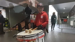 Mały Igor reguluje dopingiem podczas meczu Polska - Włochy hokeistek