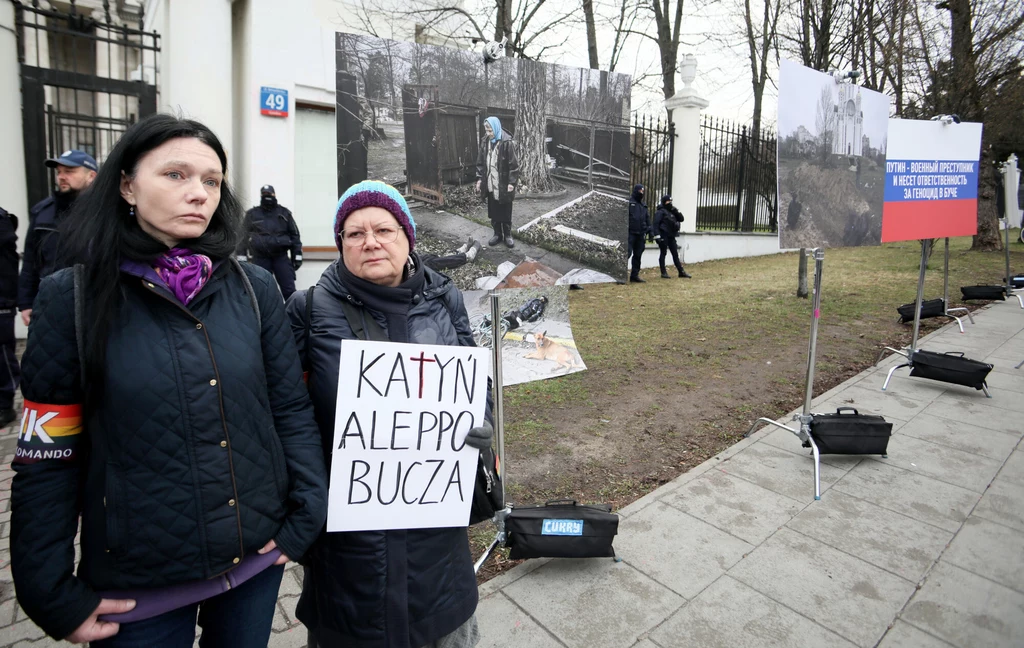 Zdjęcia z Buczy przed ambasadą Rosji, ustawione tam przez aktywistę Barta Staszewskiego. Na zdjęciu Katarzyna Augustynek — Babcia Kasia