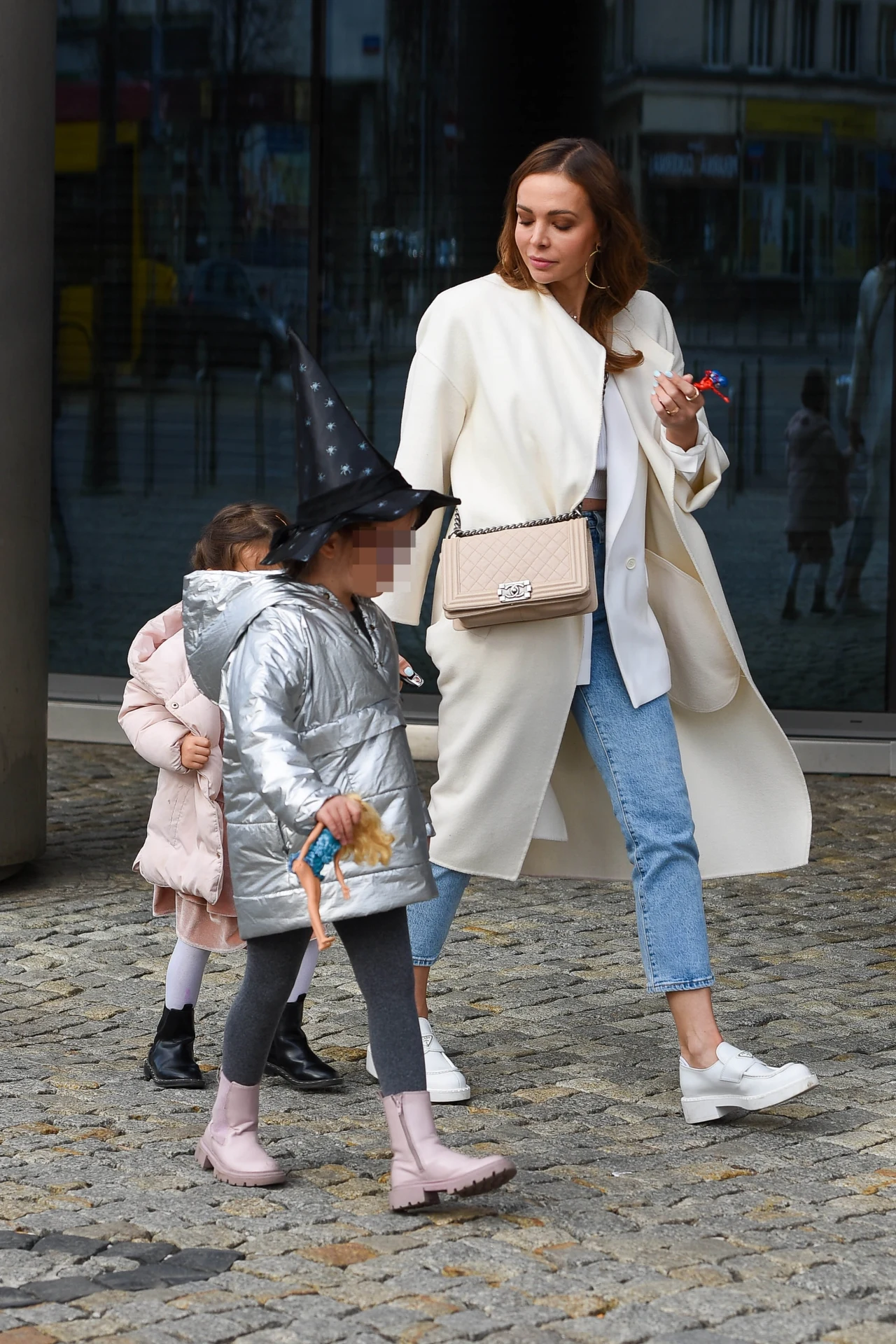 Ania Wendzikowska na spacerze z córkami Ania Wendzikowska na spacerze z córkami