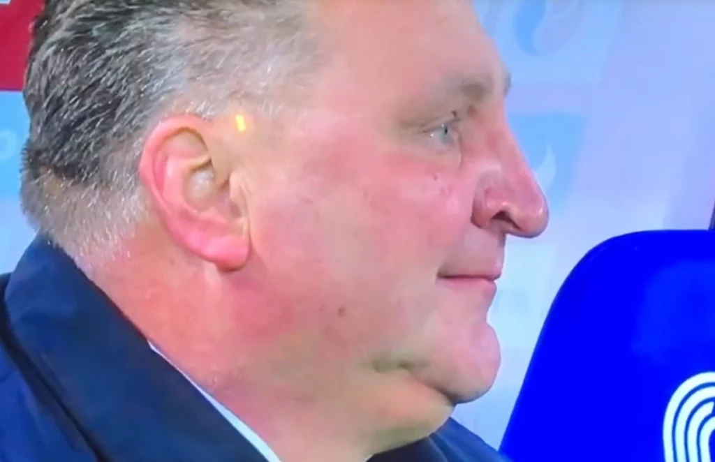 Po meczu ze Szwecją Czesław Michniewicz płakał ze szczęścia. Awansem Polski na MŚ cieszył się też jego tata Aleksander, który zmarł 6 kwietnia Po meczu ze Szwecją Czesław Michniewicz płakał ze szczęścia. Awansem Polski na MŚ cieszył się też jego tata Aleksander, który zmarł 6 kwietnia
