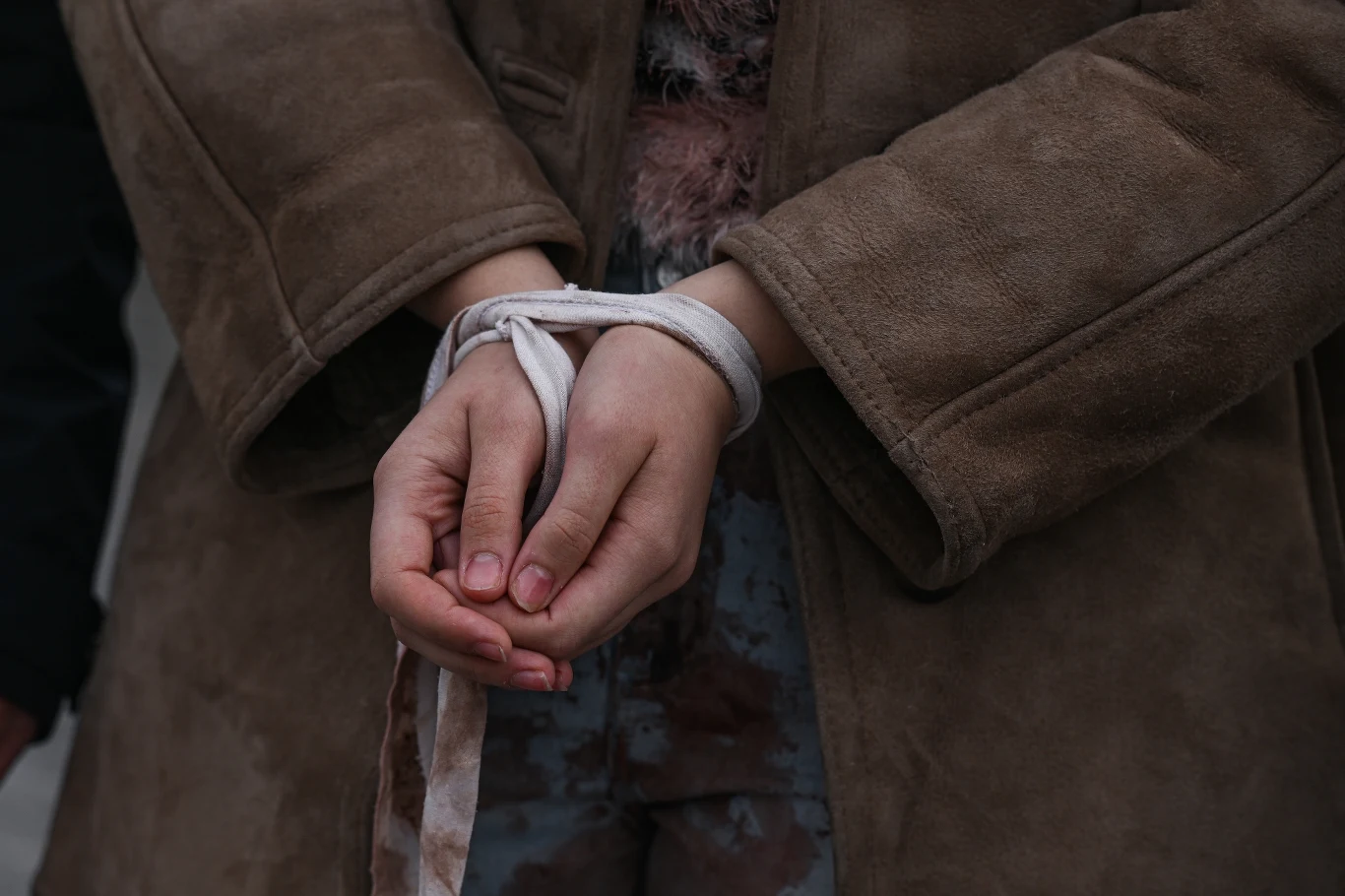 Ukrainka ze zwiazanymi rękami podczas krakowskiej demonstracji przeciwko zbrodniom na ludności cywilnej w Buczy