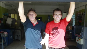 Angielski mechanik wstaje z kolan. Utarł nosa Kowalskiemu