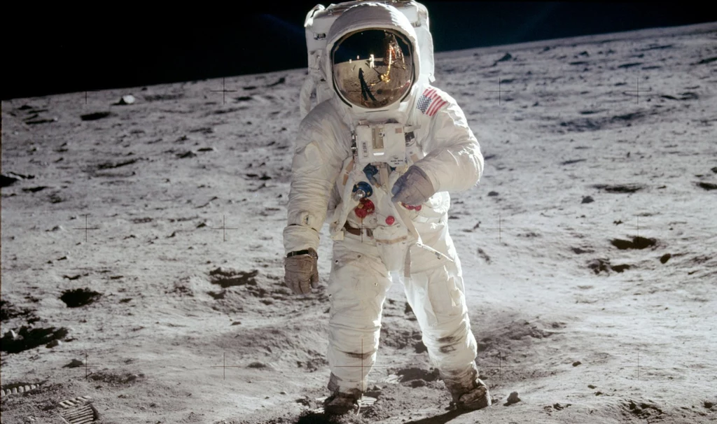 Buzz Aldrin na powierzchni Księżyca 20 czerwca 1969 roku. W wizjerze jego hełmu odbija się Neil Armstrong