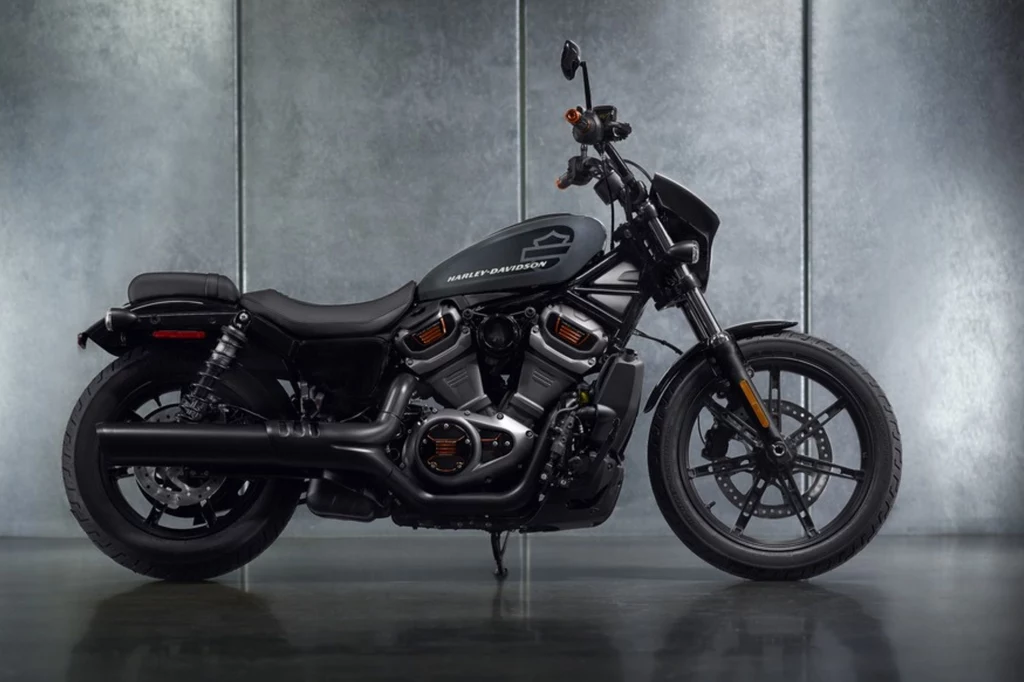 Tak wygląda w pełnej okazałości Harley-Davidson Nightster 2022. Oczywiście firma z Milwaukee przygotowała sporą listę akcesoriów dla najmniejszego Sportstera