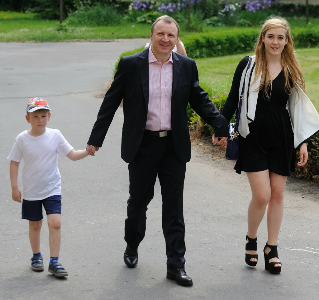 Jacek Kurski z dziećmi z pierwszego małżeństwa w 2014 roku  Jacek Kurski z dziećmi z pierwszego małżeństwa w 2014 roku