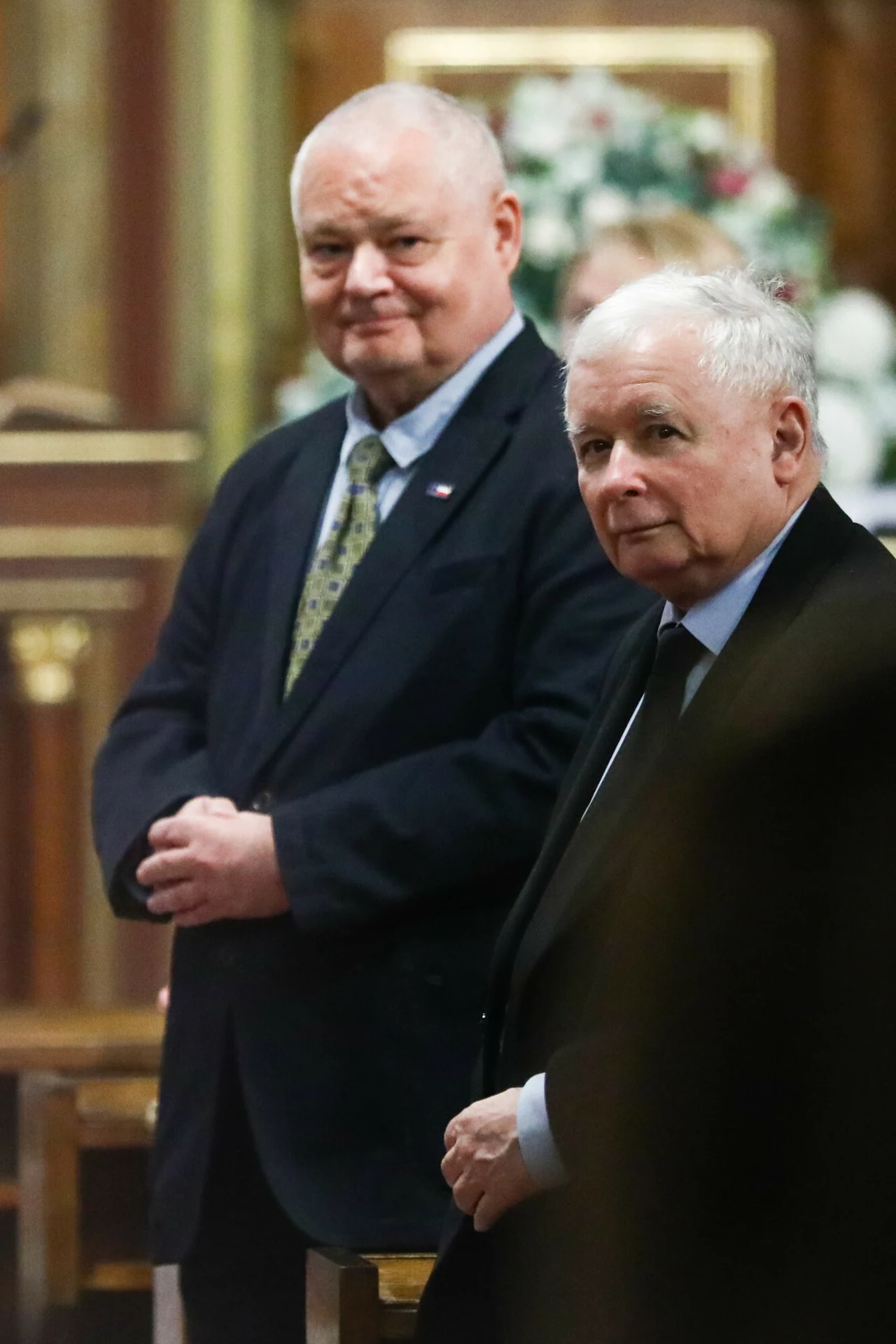 Adam Glapiński i Jarosław Kaczyński podczas ślubu kościelnego Jacka Kurskiego w 2020 roku  Adam Glapiński i Jarosław Kaczyński podczas ślubu kościelnego Jacka Kurskiego w 2020 roku