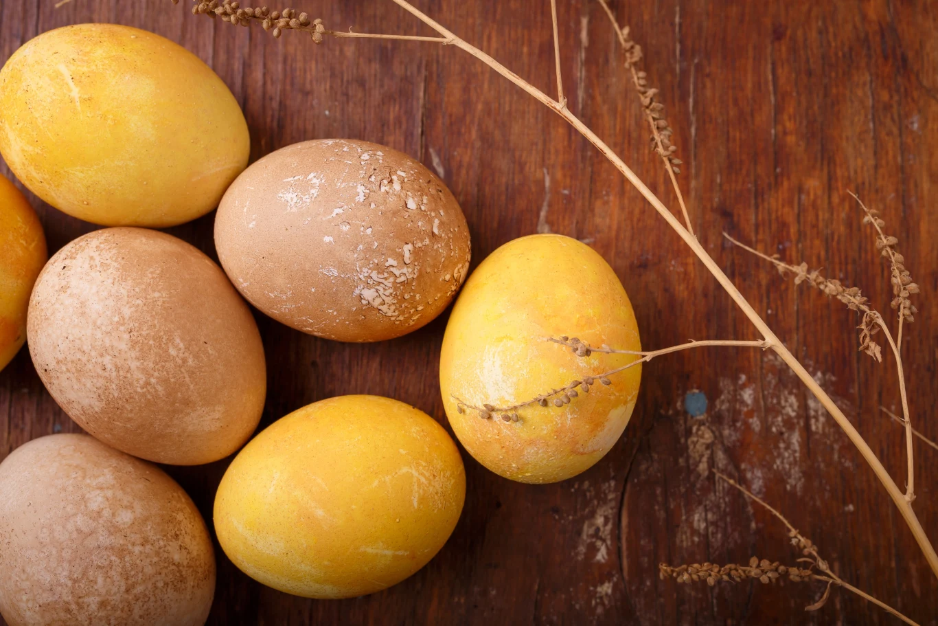 Kurkuma świetnie sprawdzi się jako naturalny barwnik do jajek