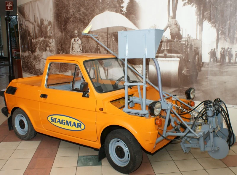 Pingwin 04 należący do Zespołu Historii Drogownictwa w Szczucinie. Auto mogło poruszać się z prędkością do 25 km/h, ale po przekroczeniu tej wartości zapalała się specjalna kontrolka na desce rozdzielczej. Pingwin 04 należący do Zespołu Historii Drogownictwa w Szczucinie. Auto mogło poruszać się z prędkością do 25 km/h, ale po przekroczeniu tej wartości zapalała się specjalna kontrolka na desce rozdzielczej.