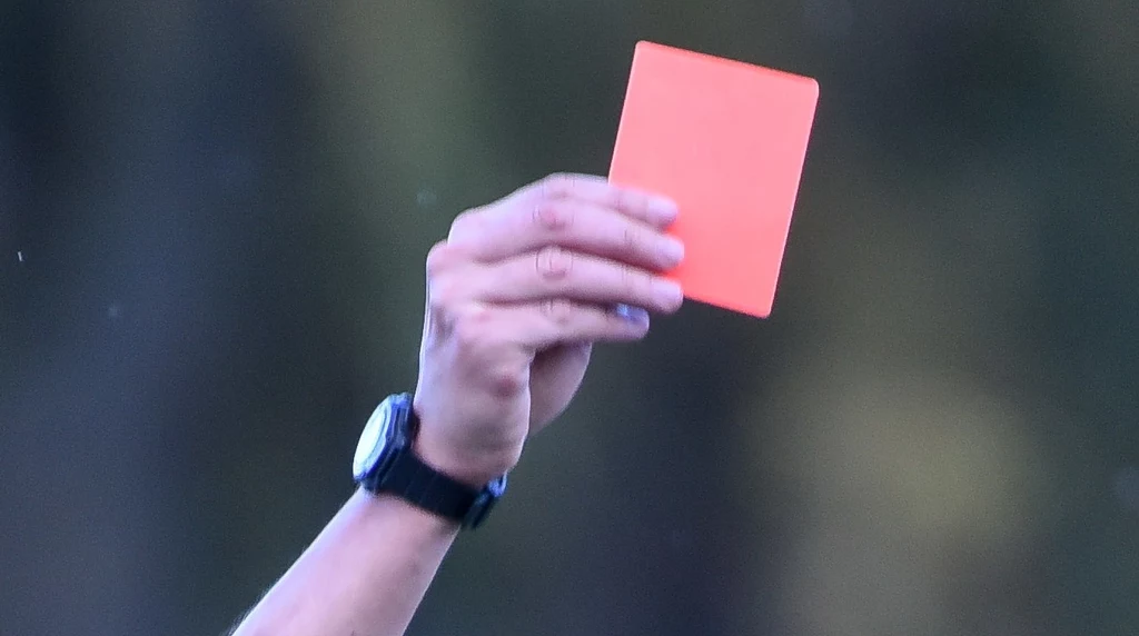 Francuzi zobaczyli cztery czerwone kartki. Najbardziej bulwersująca była ostatnia Francuzi zobaczyli cztery czerwone kartki. Najbardziej bulwersująca była ostatnia