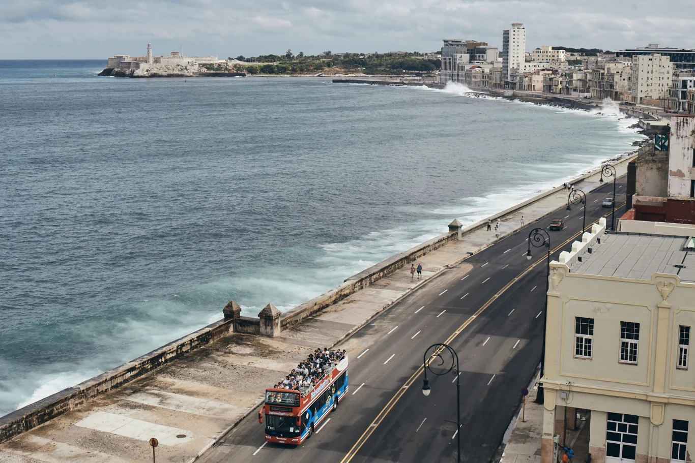 Wybrzeże w Hawanie, stolicy Kuby, jednej z Wysp Karaibskich.