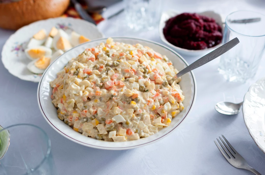 Sałatka jarzynowa jest jedną z najpopularniejszych potraw świątecznych w Polsce