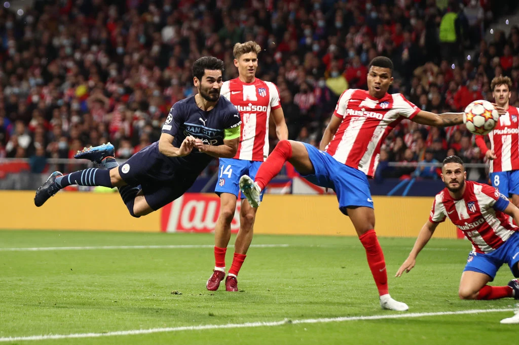 Ilkay Gundogan (pierwszy z lewej) w tej akcji na moment zapomniał o zasadach grawitacji Ilkay Gundogan (pierwszy z lewej) w tej akcji na moment zapomniał o zasadach grawitacji