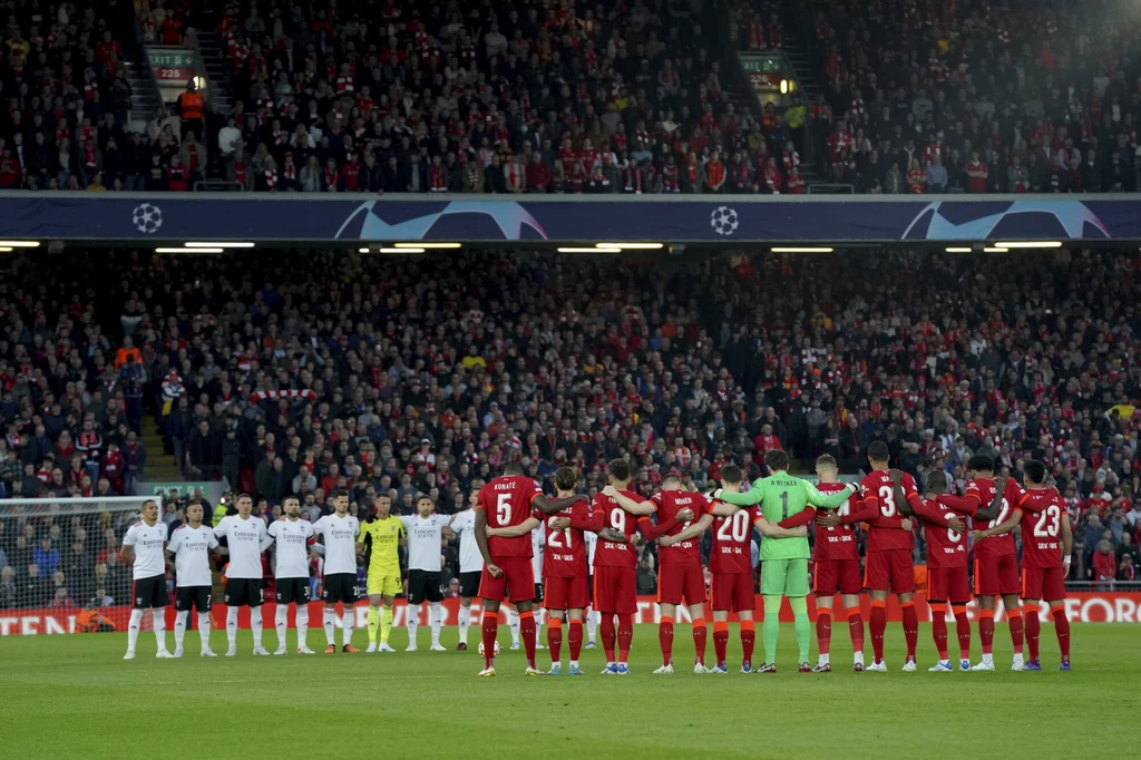 Liga Mistrzów. Liverpool F.C. - Benfica. Piłkarze obu ekip uczcili pamięć ofiar tragedii na Hillsborough Liga Mistrzów. Liverpool F.C. - Benfica. Piłkarze obu ekip uczcili pamięć ofiar tragedii na Hillsborough