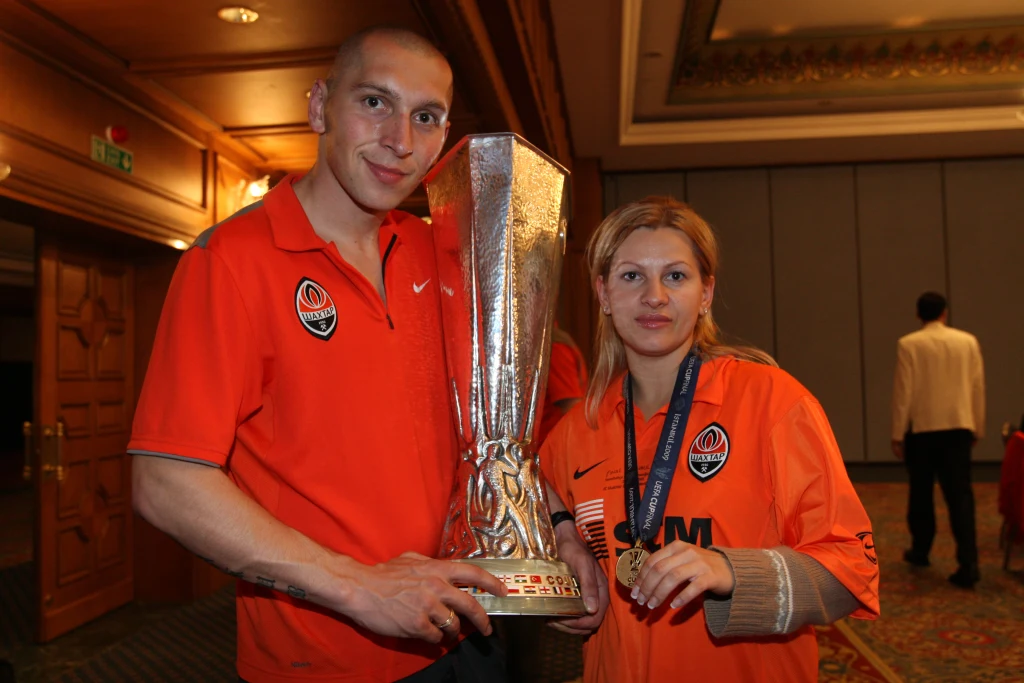 Mariusz Lewandowski z żoną Martą po zdobyciu z Szachtarem Donieck ostatniego w historii Pucharu UEFA