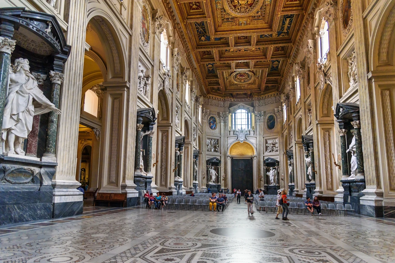 Bazylika laterańska jest nieco mniejsza od Bazyliki św. Piotra Bazylika laterańska jest nieco mniejsza od Bazyliki św. Piotra