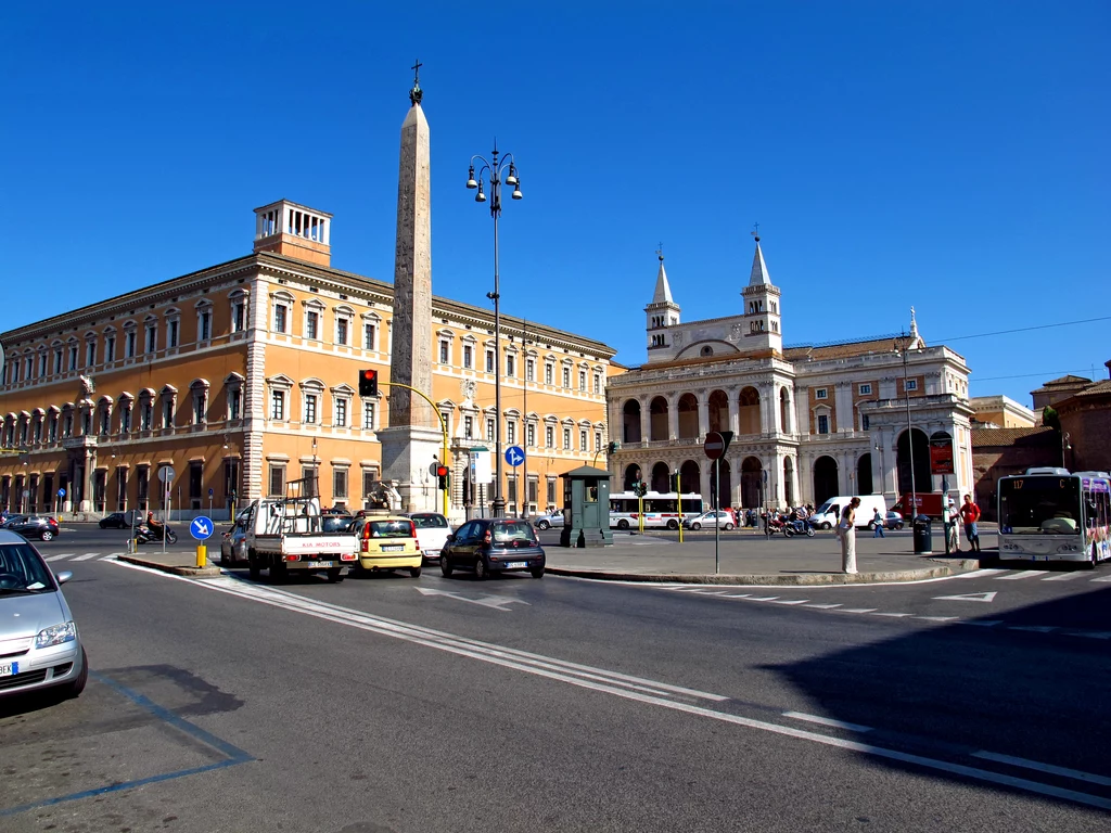 Na placu San Giovanni in Laterano znajduje się najwyższy z 13 obelisków egipskich. Liczy  31 m wysokości 