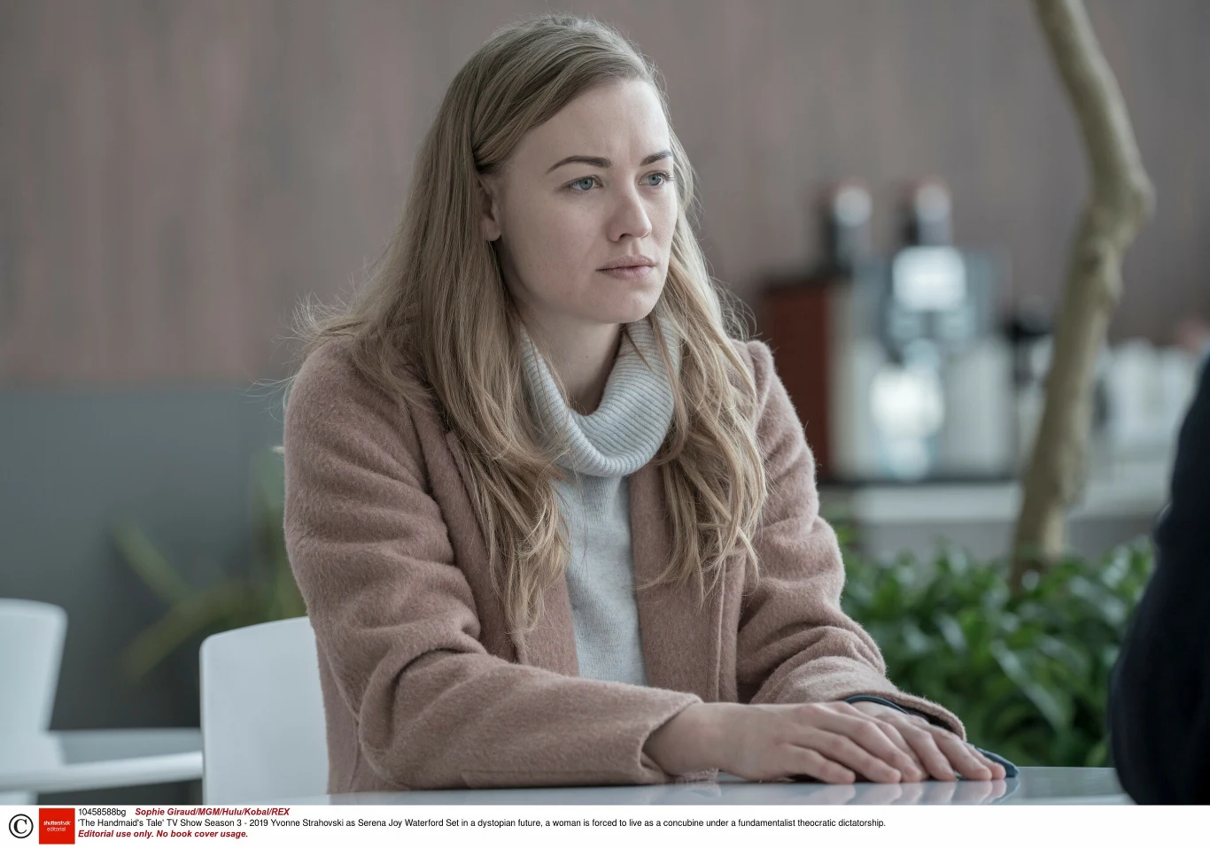 Yvonne Strahovski na planie serialu "Opowieść podręcznej" w 2019 r.