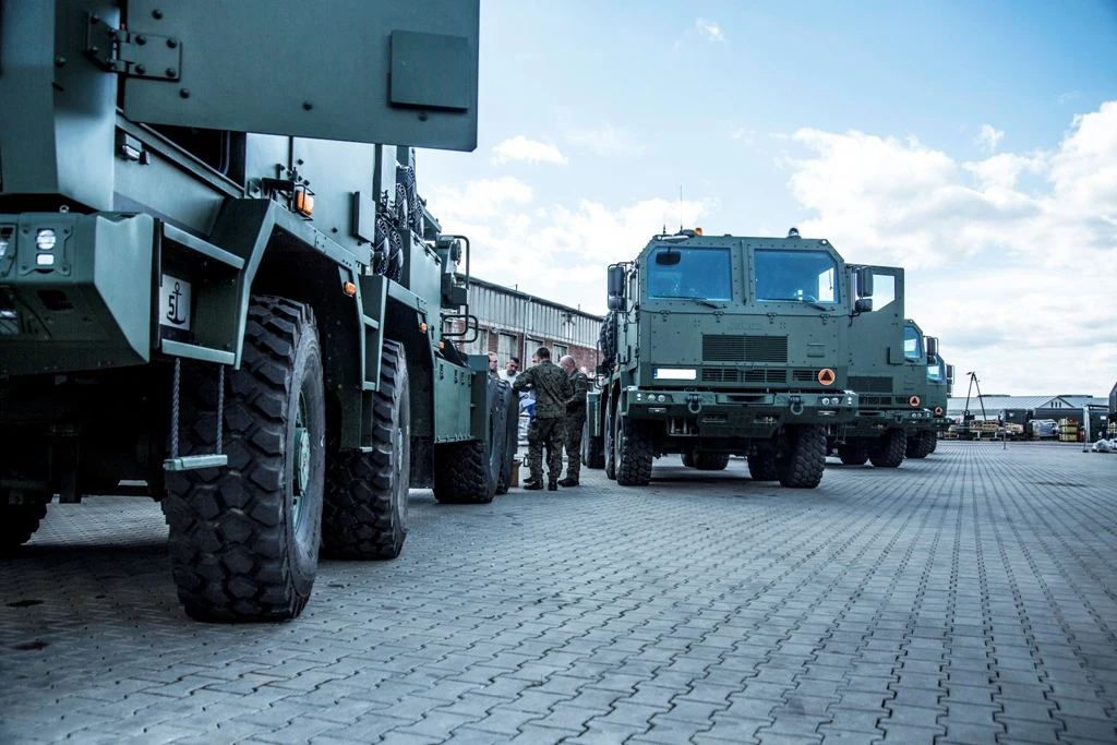 Opancerzone Jelcze 882.62 będą służyć do transportu czołgów Leopard 2 i Abrams. Łącznie do polskiej armii trafi 23 takich zestawów obejmujących ciągnik siodłowo-balastowy oraz niskopodwoziową naczepę Opancerzone Jelcze 882.62 będą służyć do transportu czołgów Leopard 2 i Abrams. Łącznie do polskiej armii trafi 23 takich zestawów obejmujących ciągnik siodłowo-balastowy oraz niskopodwoziową naczepę