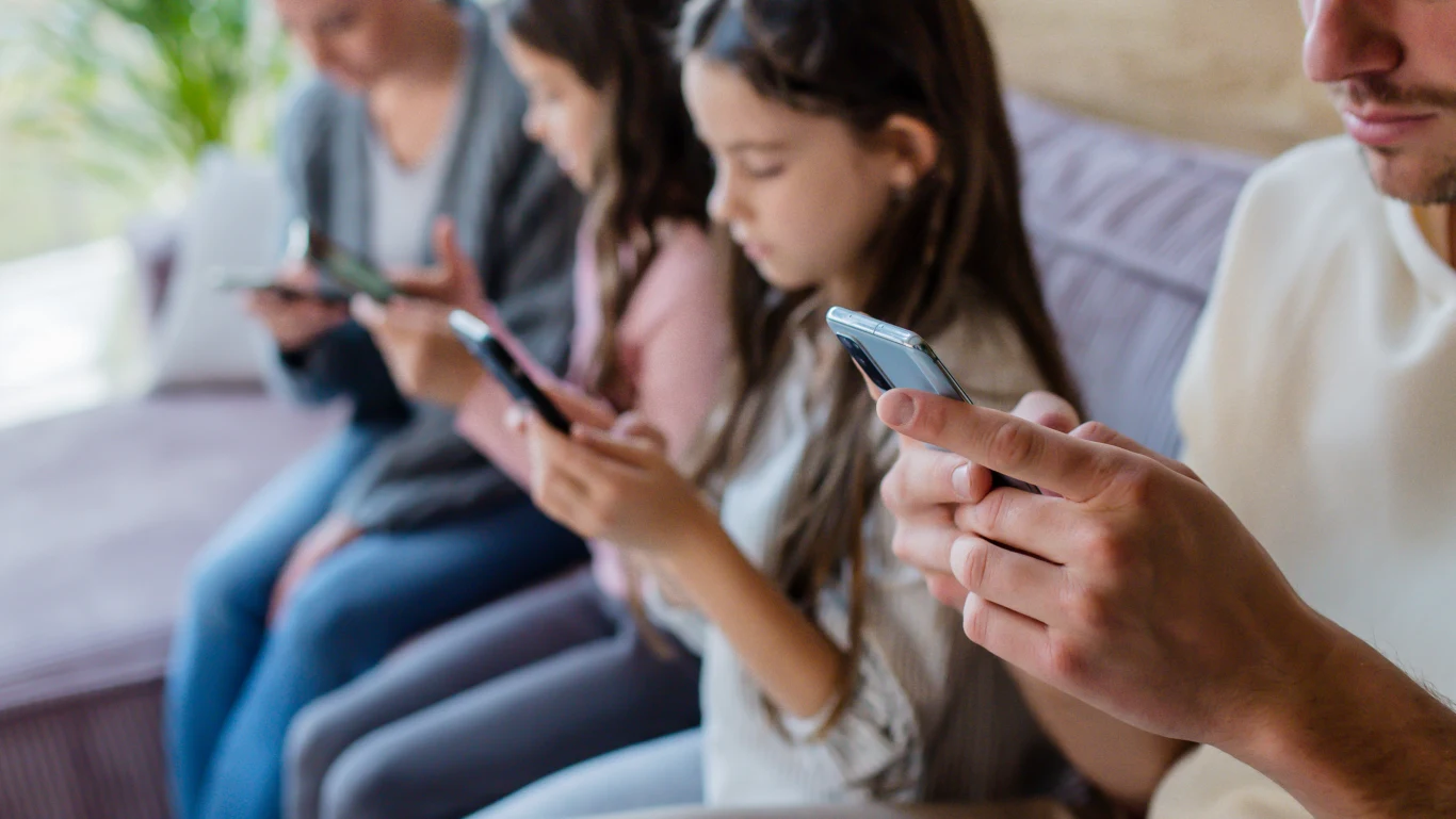 Osoby z syndromem FOMO przeglądają media społecznościowe i portale informacyjne zamiast skupić się na życiu, pracy czy rodzinie Osoby z syndromem FOMO przeglądają media społecznościowe i portale informacyjne zamiast skupić się na życiu, pracy czy rodzinie