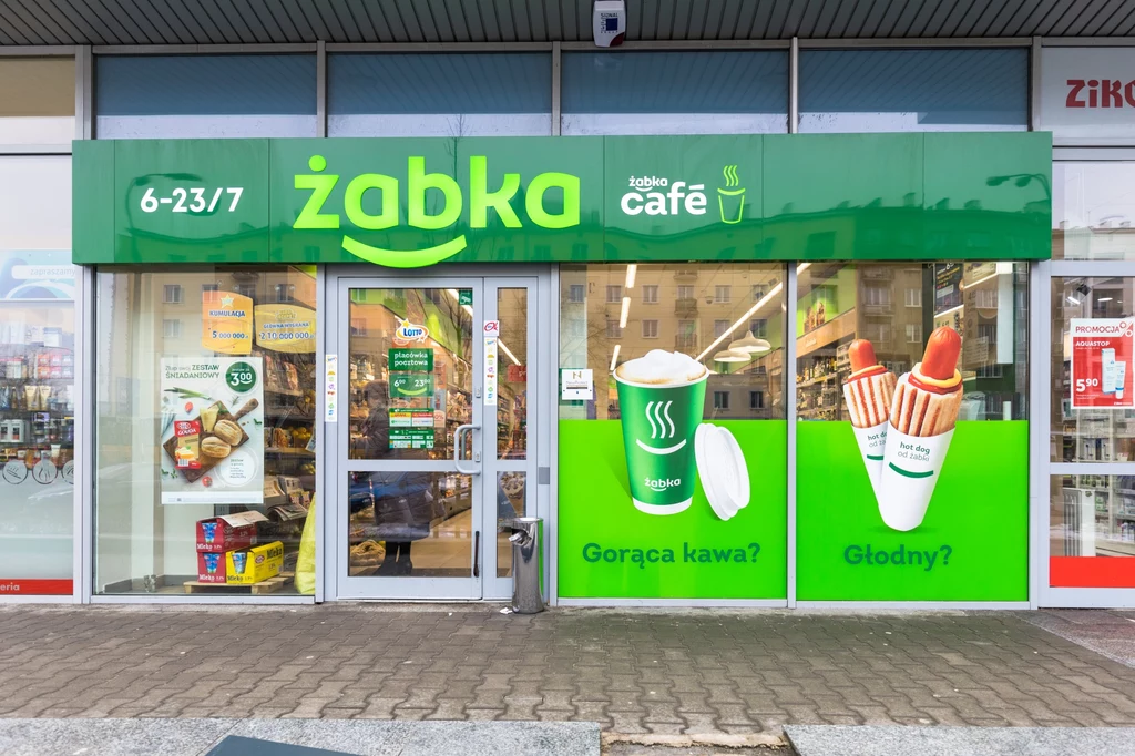 Wielu klientów zastanawia się w jakich godzinach będą otwarte sklepy Żabka w Wielką Sobotę