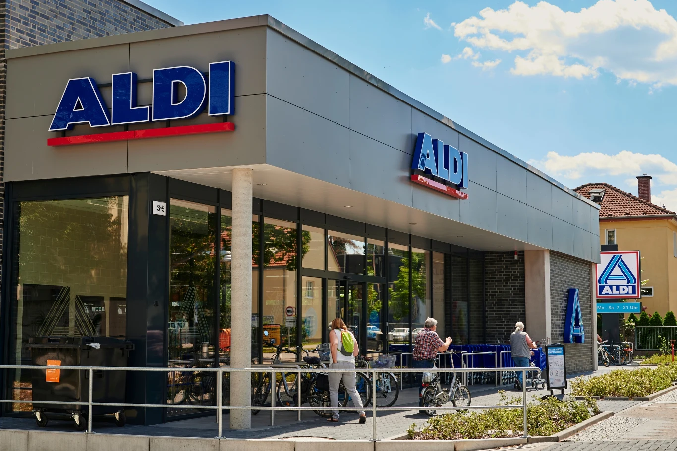 Klienci sklepów Aldi w Wielką Sobotę będą mieli czas na zrobienie zakupów do godz. 13.00