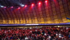 ​Mają miliony, uciekają z Ukrainy do Polski. "Bądź silny, bracie"