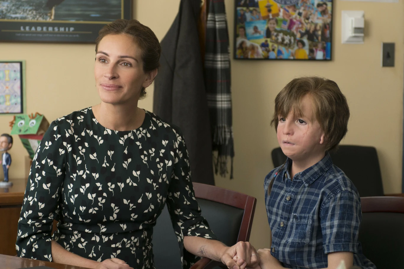 Julia Roberts wcieliła się w rolę matki chorego chłopca. Kadr z filmy "Cudowny chłopak" (tytuł oryginalny: Wonder)