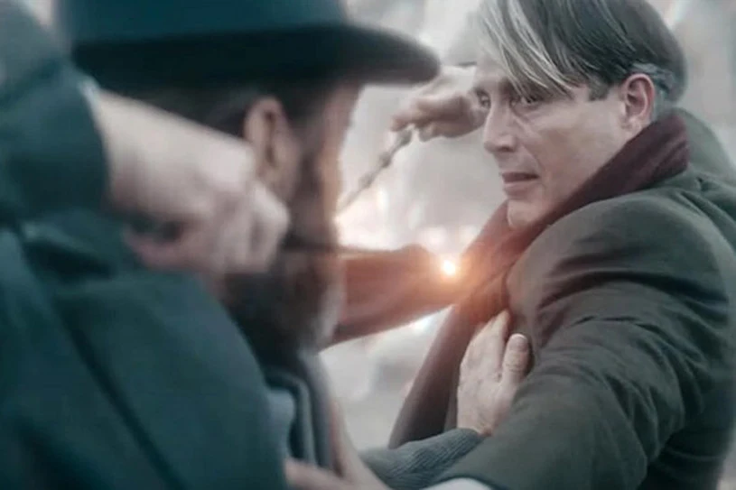 Jude Law i Mads Mikkelsen w scenie z filmu "Fantastyczne zwierzęta: Tajemnice Dumbledore'a"