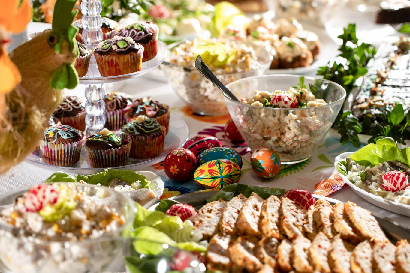 Na stole wielkanocne przysmaki. Nad stołem debaty domorosłych ekspertów Na stole wielkanocne przysmaki. Nad stołem debaty domorosłych ekspertów