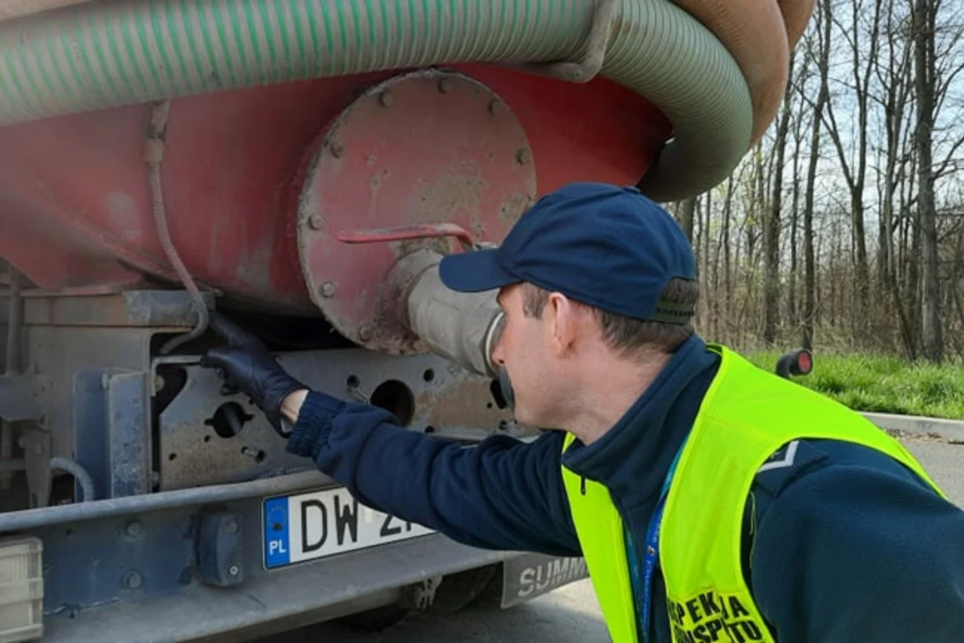 W wyniku kontroli pojazdu asenizacyjnego stwierdzono, że kierowca nie powinien w ogóle prowadzić ciężarówki, która z kolei nie powinna poruszać się po publicznych drogach W wyniku kontroli pojazdu asenizacyjnego stwierdzono, że kierowca nie powinien w ogóle prowadzić ciężarówki, która z kolei nie powinna poruszać się po publicznych drogach