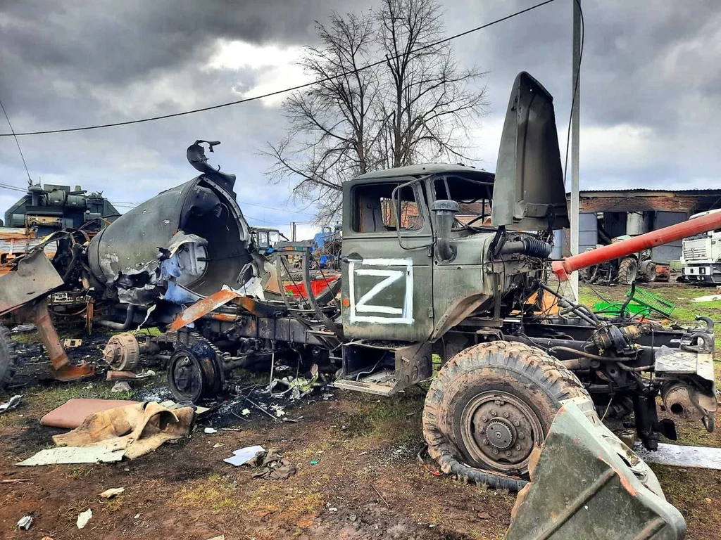 Mają znak "Z", ale psują się i są łatwym celem dla Ukraińców. Eksperci wzięli pod lupę ciężarówki armii Putina